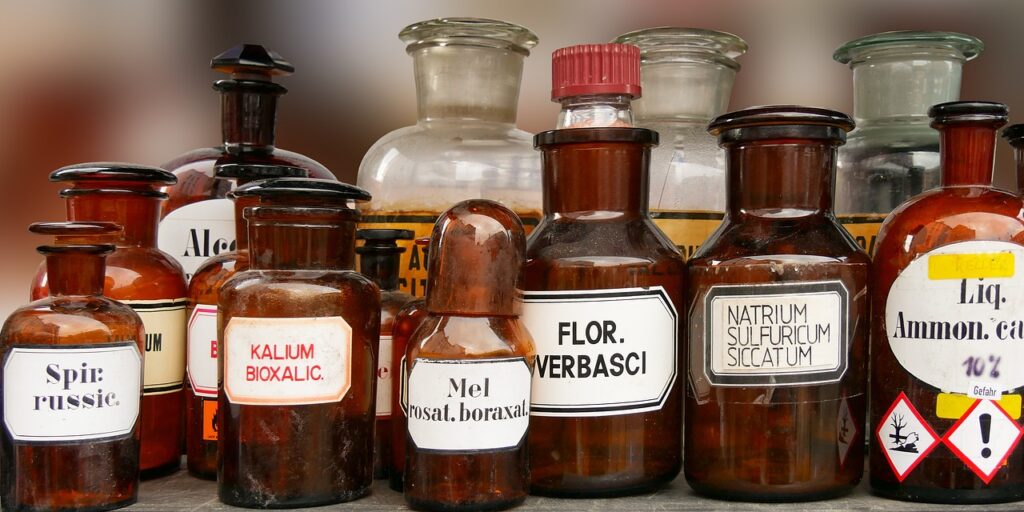 Beispiel für eine nicht-adäquate Lagerung und Beschriftung von Chemikalien. So ist es heute nicht mehr.