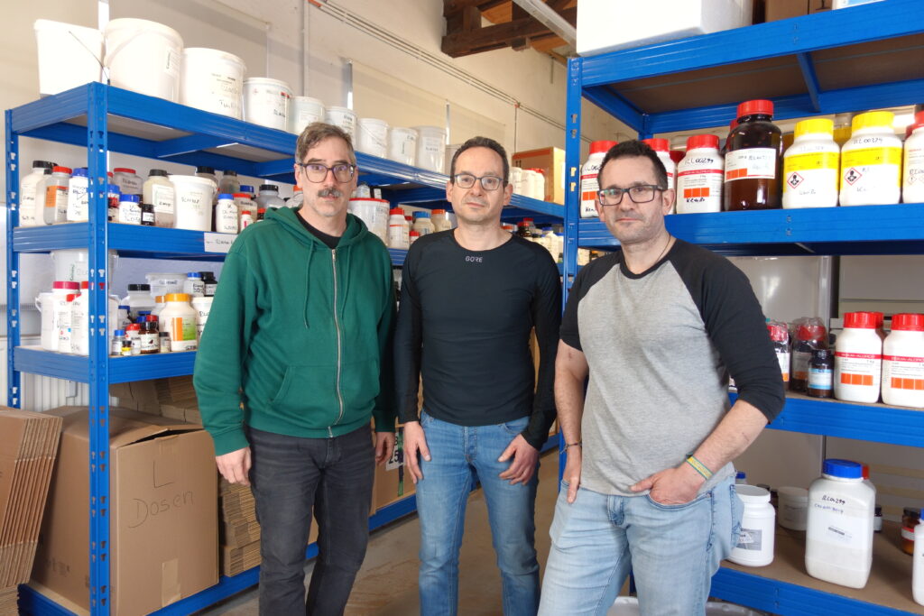 Michael, Alexander und Thomas, alias Kembo, sorgen dafür dass nicht mehr verwendete Chemikalien ein neues Zuhause finden.